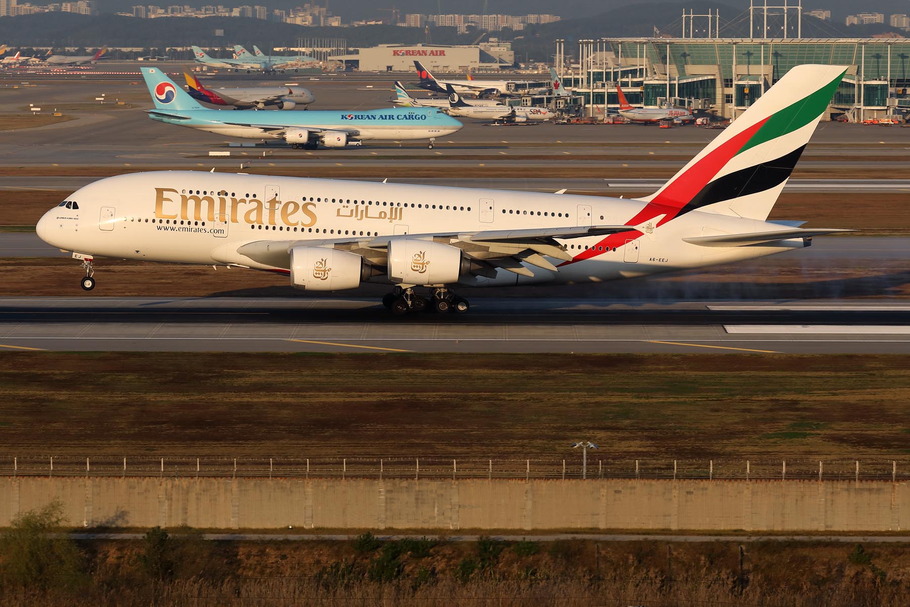 EMIRATES AIRBUS A380 ICN RF 002A4165.jpg