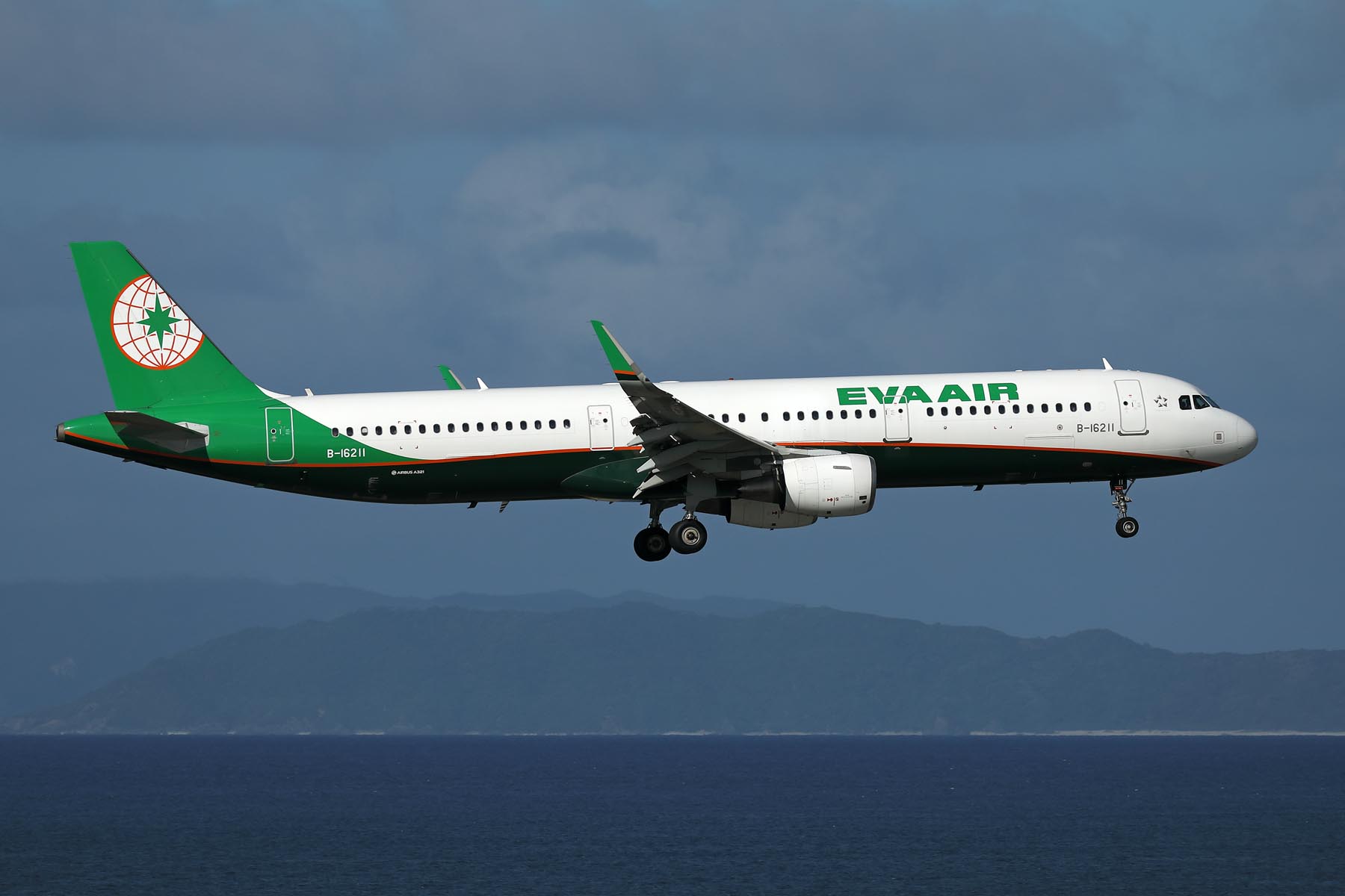 EVA AIR AIRBUS A321 OKA RF 002A4396.jpg