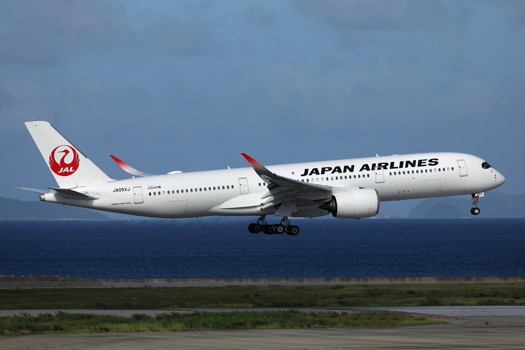 JAPAN AIRLINES AIRBUS A350 900 OKA RF 002A4369.jpg