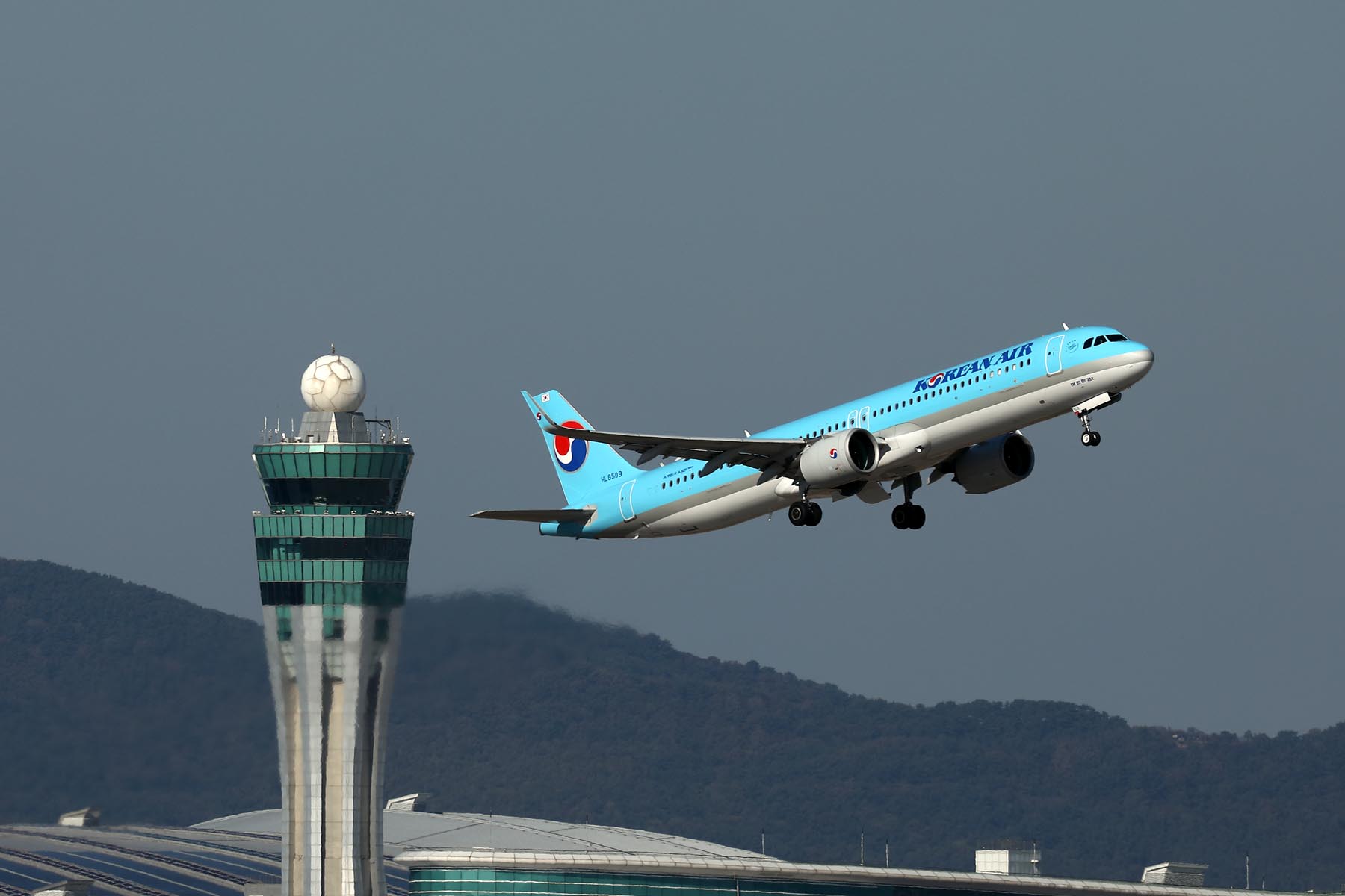 KOREAN AIR AIRBUS A321 NEO ICN RF 002A3841.jpg