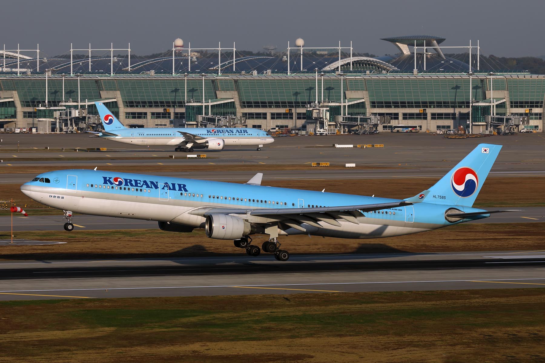 KOREAN AIR AIRBUS A330 300 ICN RF 002A4118.jpg