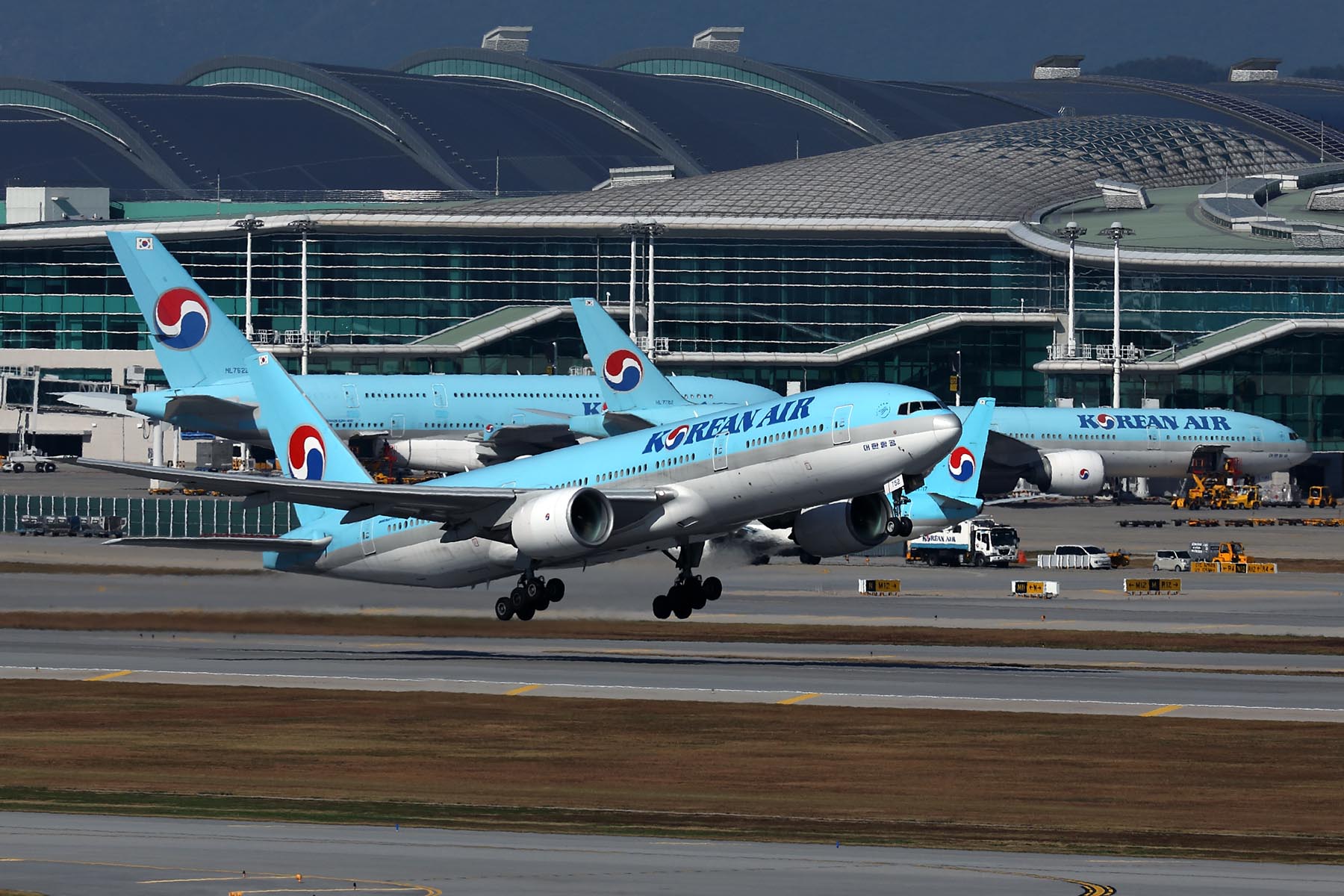 KOREAN AIR BOEING 777 200 ICN RF 002A3797.jpg