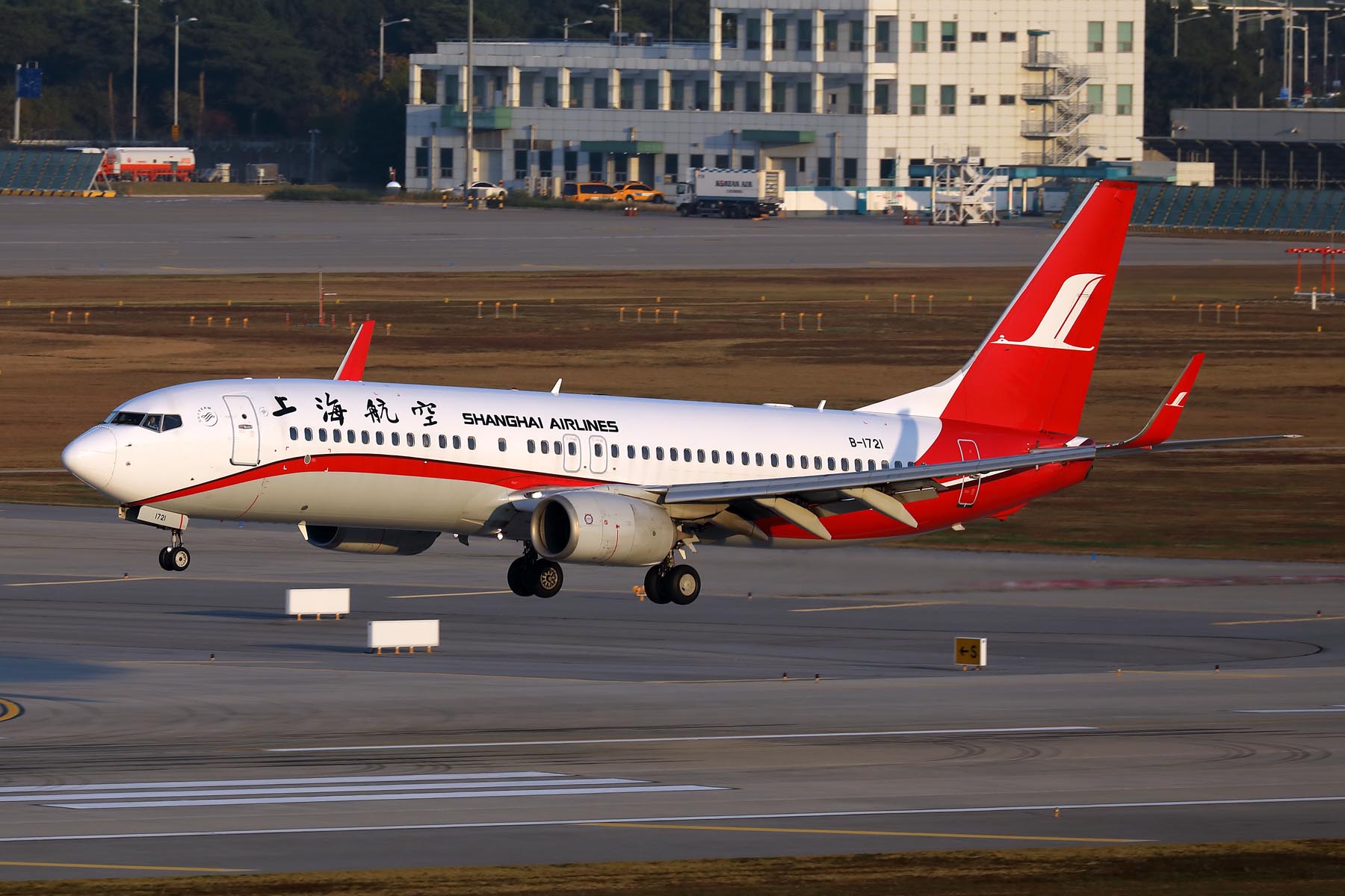 SHNAGHAI AIRLINES BOEING 737 800 ICN RF 002A4171.jpg