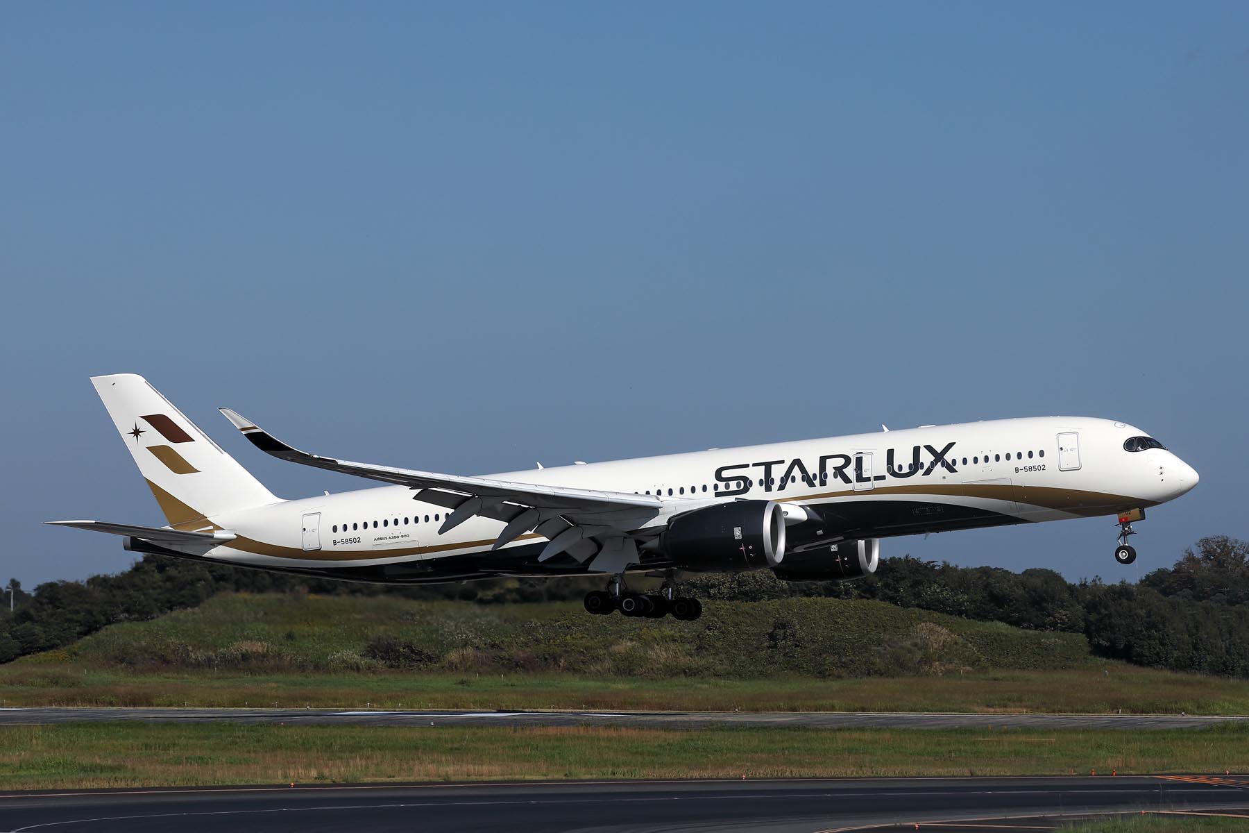 STARLUX AIRBUS A350 900 NRT RF 002A5217.jpg