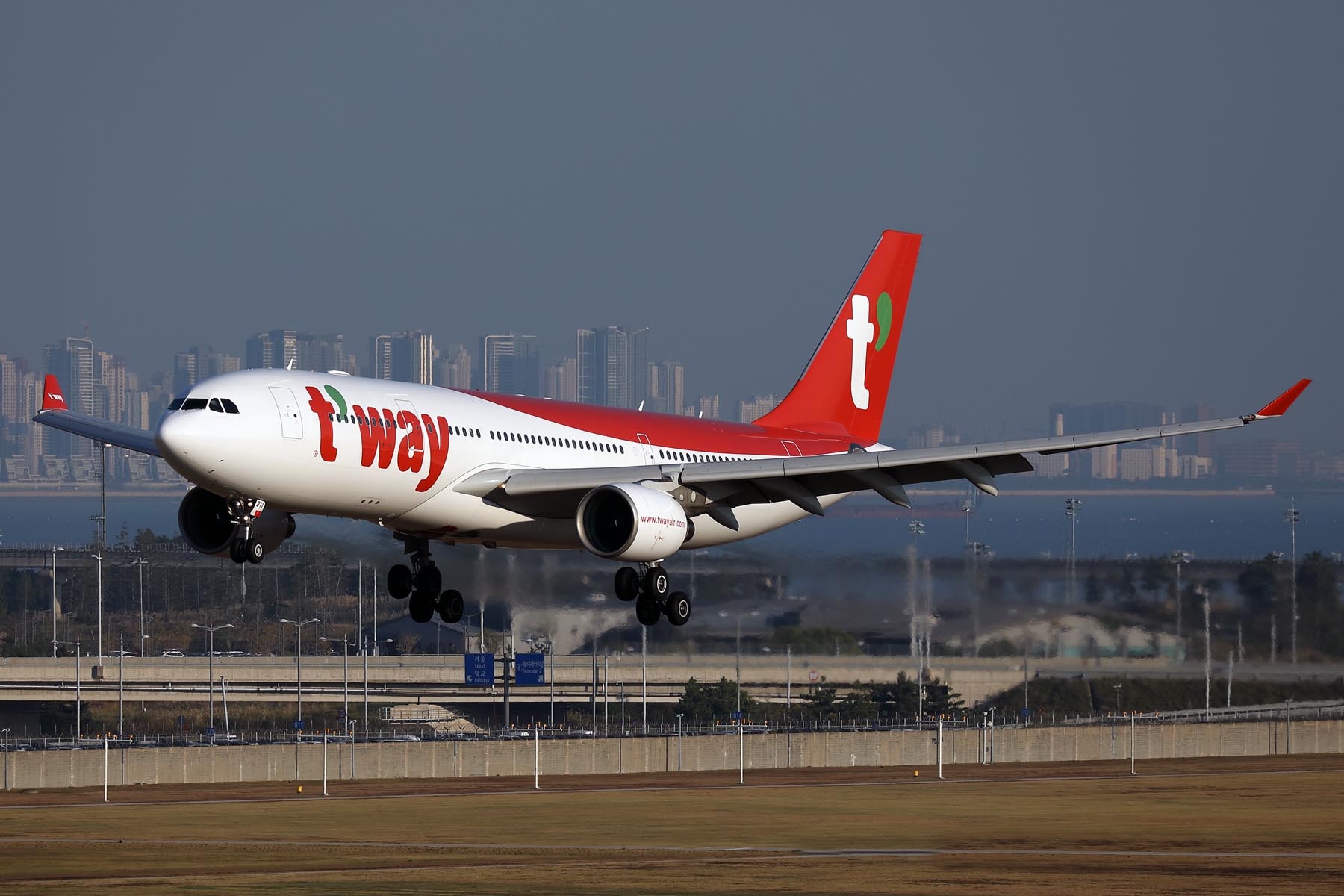 T WAY AIRBUS A330 300 ICN RF 002A4065.jpg