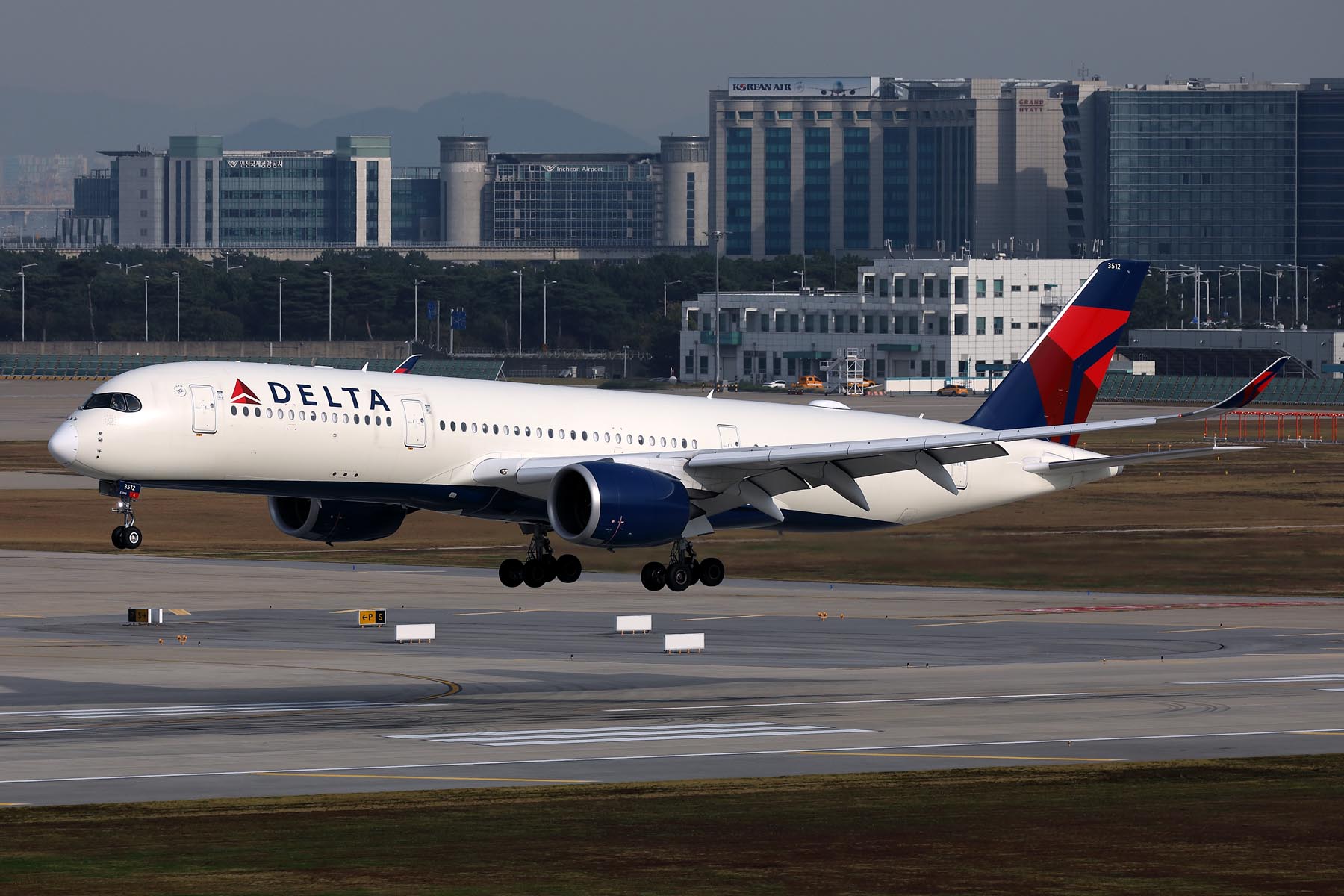 DELTA AIRBUS A350 900 ICN RF 002A3638.jpg
