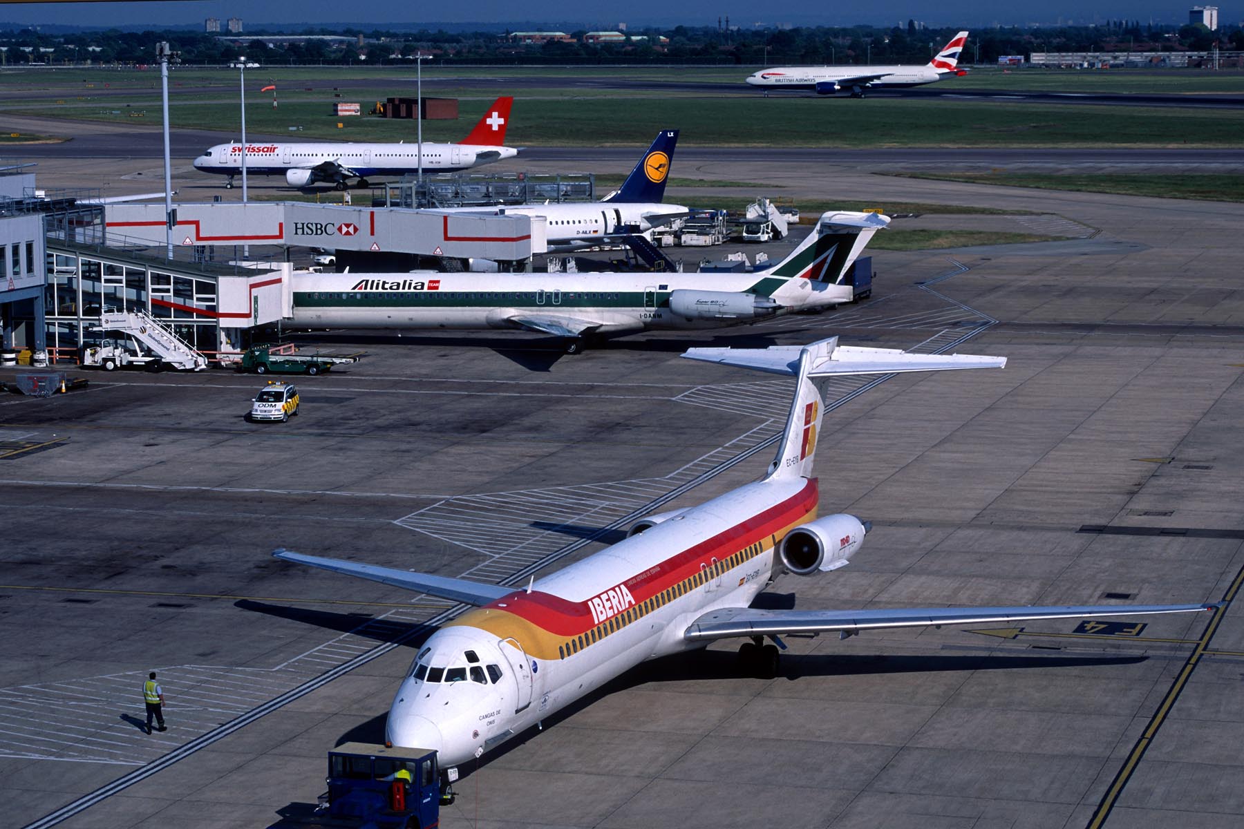 AIRCRAFT LONDON HEATHROW RF RF F 2.jpg