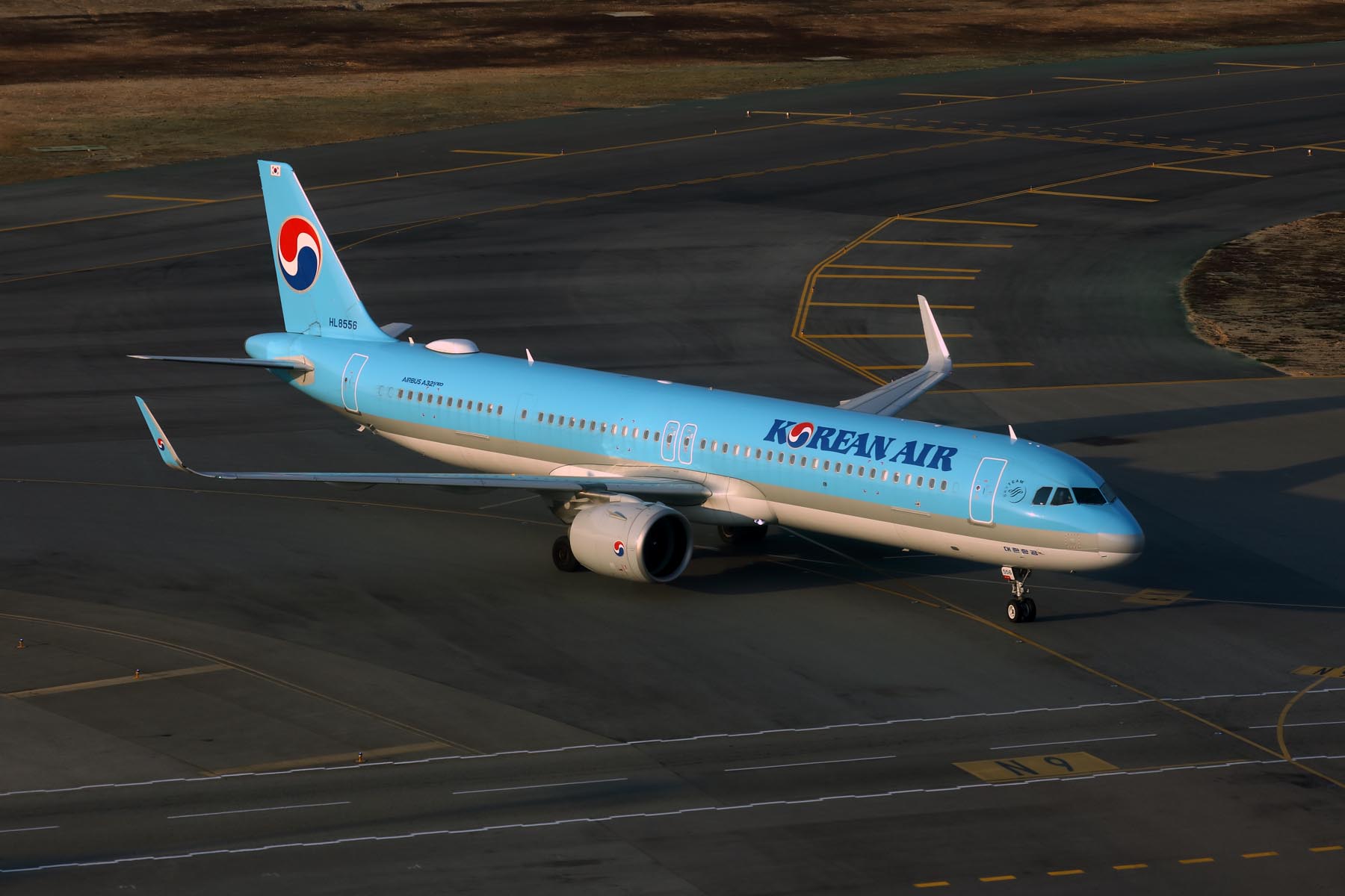 KOREAN AIR AIRBUS A321 NEO HKG RF 002A5960.jpg