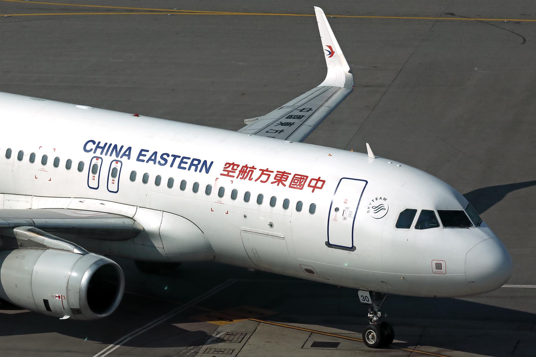 CHINA EASTERN AIRBUS A320 HKG RF 002A5812.jpg