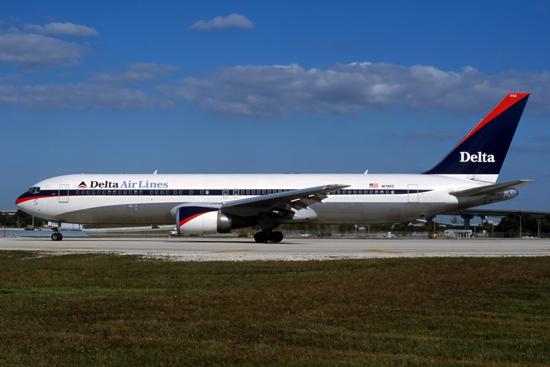 DELTA B767 200 N174DZ F S 4343.jpg