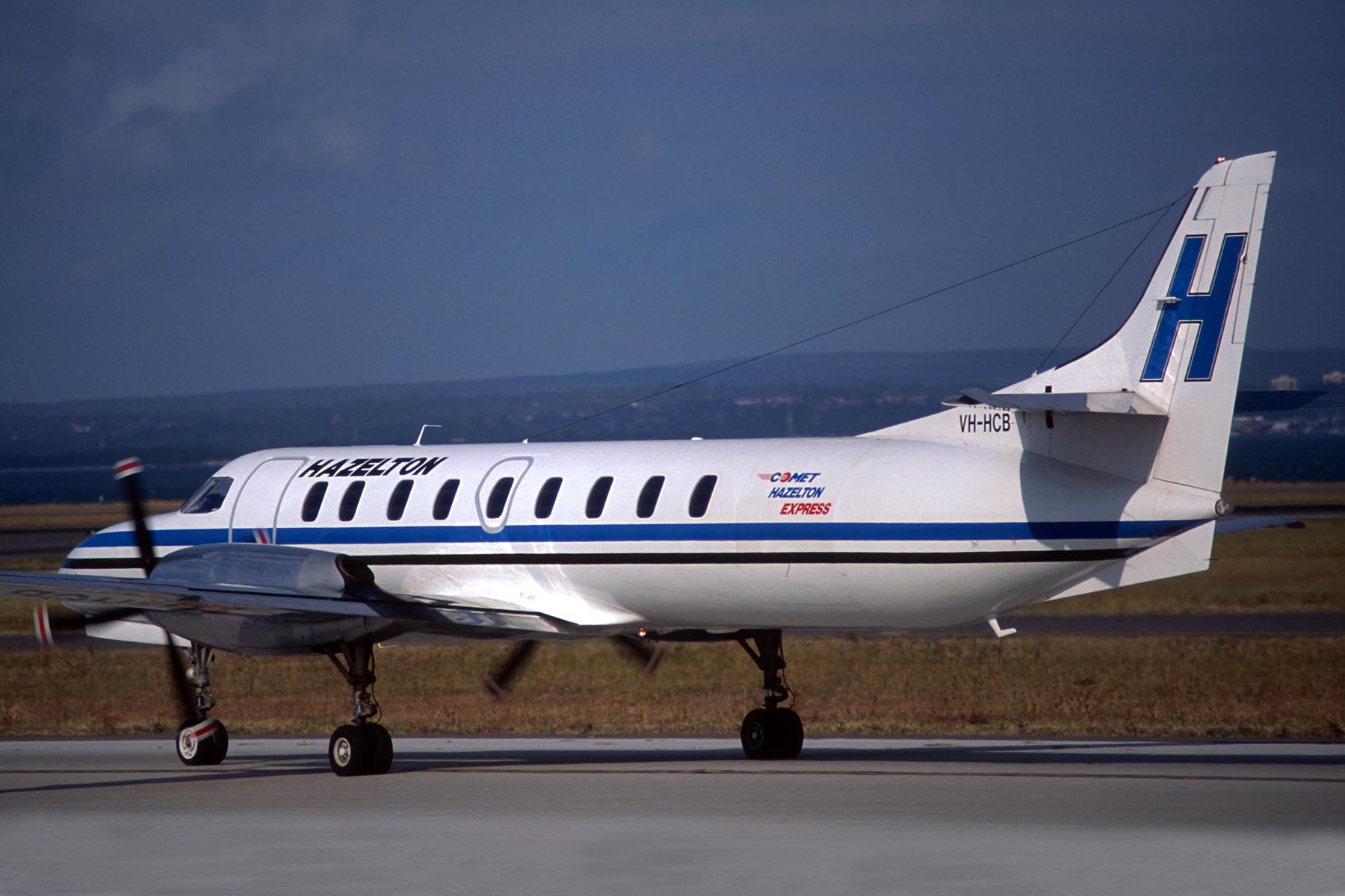 HAZELTON METROLINER VH-HCB SYD RF F S 2141.jpg