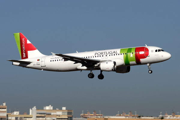 TAP PORTUGAL AIRBUS A320 LIS RF IMG_6074.jpg