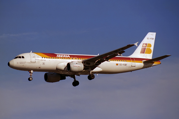 IBERIA AIRBUS A320 LHR RF 1073 13