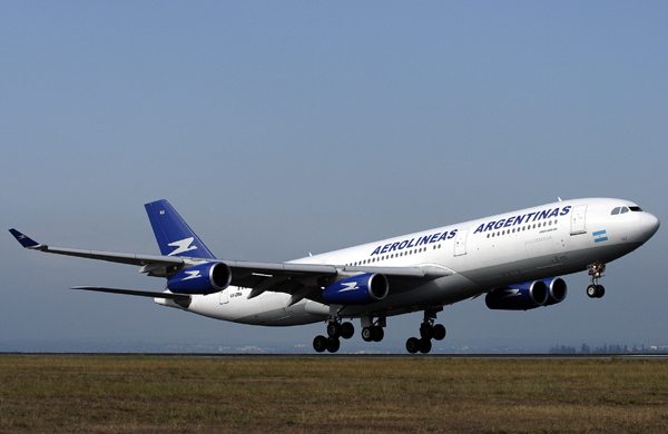 AEROLINEAS ARGENTINAS AIRBUS A340 SYD RF IMG_7971.jpg