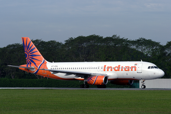 INDIAN AIRLINES AIRBUS A320 SIN RF IMG_7861 .jpg