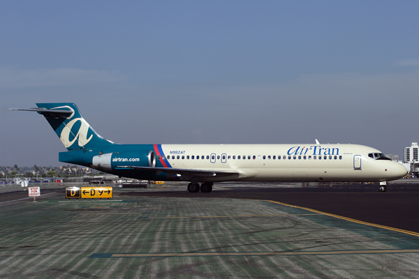 AIR TRAN BOEING 717 LAX RF.jpg