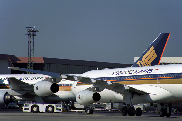 SINGAPORE AIRLINES AIRBUS A340 300 BKK RF 1518 27