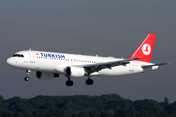 TURKISH AIRLINES AIRBUS A320 DUS RF IMG_2194.jpg