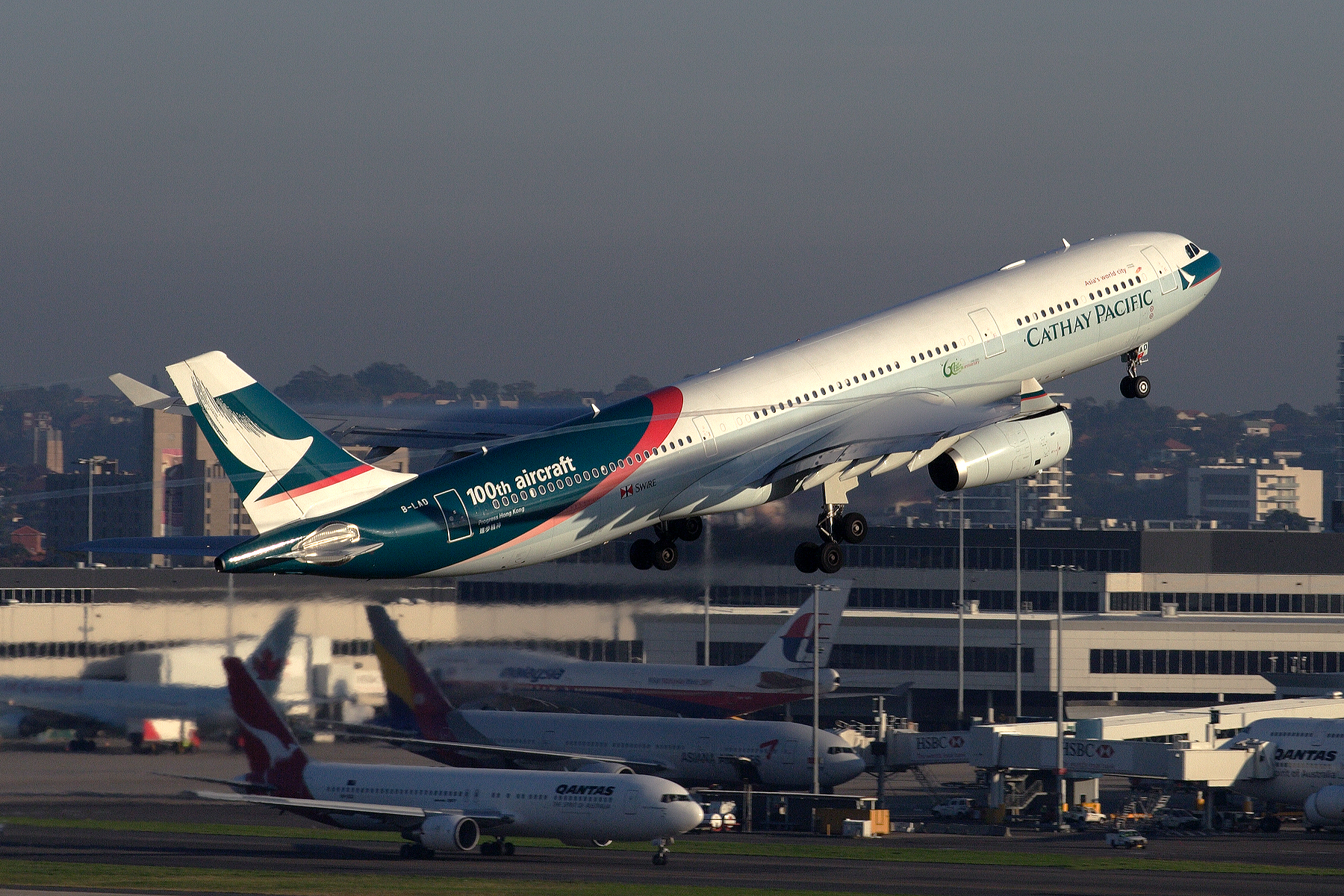 CATHAY PACIFIC AIRBUS A330 SYD RF IMG_9593.jpg