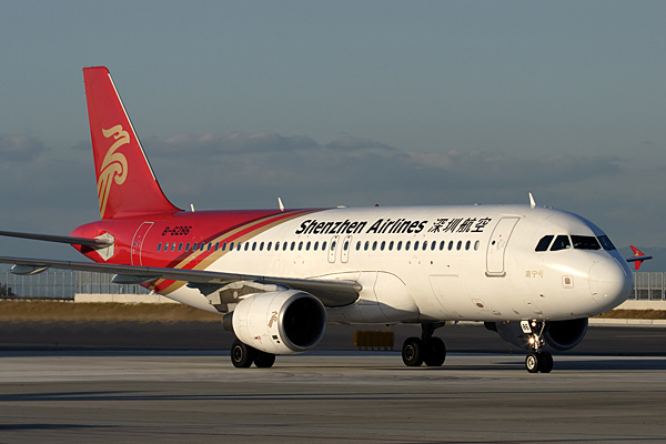 SHENZHEN AIRLINES AIRBUS A320 KIX RF IMG_5360.jpg