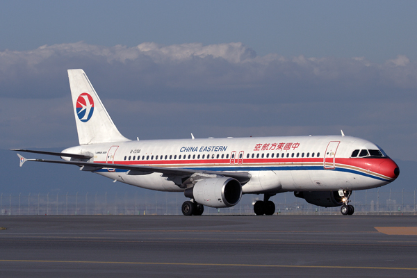 CHINA EASTERN AIRBUS A320 KIX RF IMG_5270.jpg