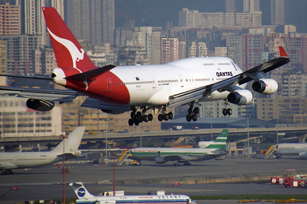 QANTAS BOEING 747 400 HKG RF 960 11.jpg