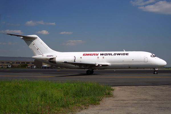 EMERY WORLDWIDE DC9 10F JFK RF 916 14.jpg