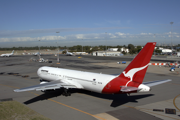 QANTAS BOEING 767 300 PER RF IMG_5854.jpg