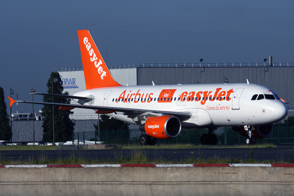 EASYJET AIRBUS A319 CDG RF IMG_5787.jpg