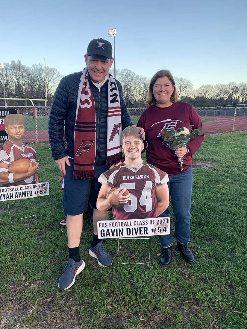 fhs-proudparents-seniornight22.jpg