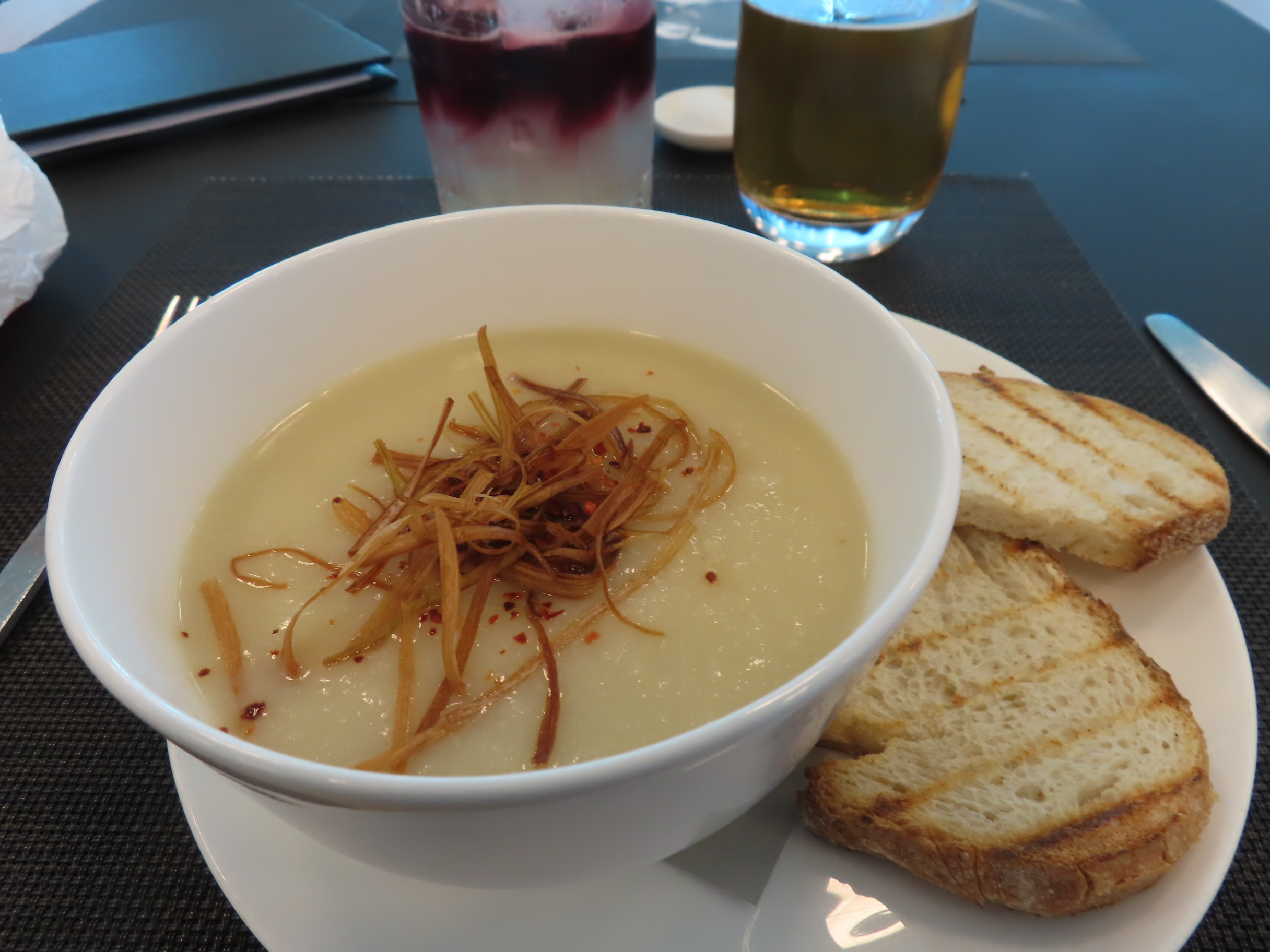 Qantas first lounge Melbourne