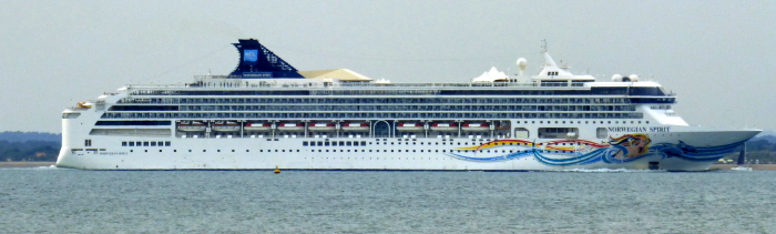 NORWEGIAN SPIRIT (1998) @ Southampton - leaving passing Hyde