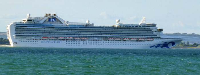 SAPPHIRE PRINCESS (2004) @ Southampton - leaving Passing Ryde