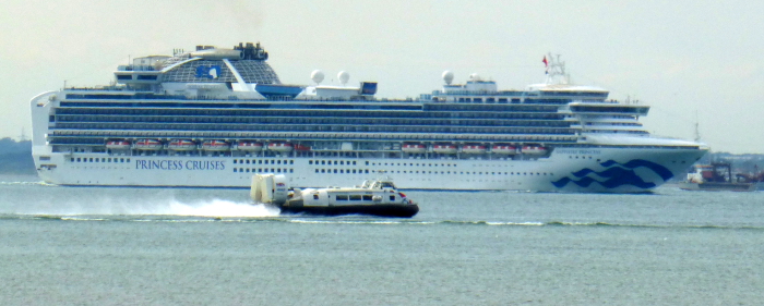 SAPPHIRE PRINCESS (2004) @ Southampton - leaving Passing Ryde