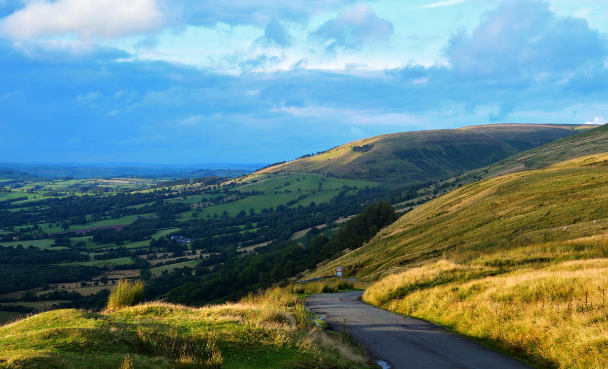 Steep descent to Heol Senni.