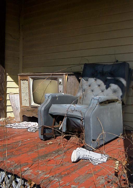 o12/17/20117/1/175544637.WDRHkNaS.AbandonedFarmD.jpg