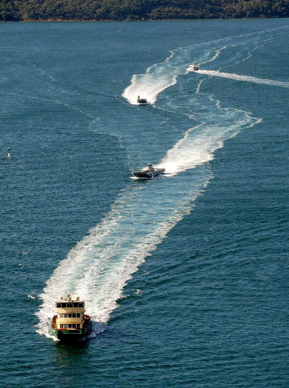 3105 Harbour craft from the bridge pylon