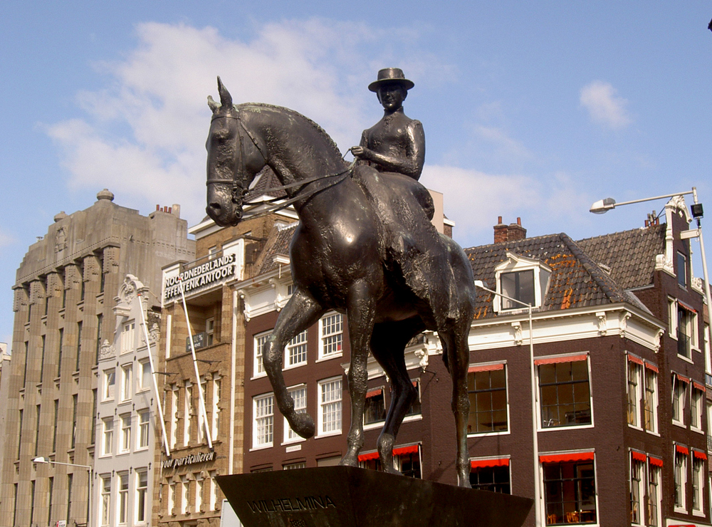 Ruiterstandbeeld van de jonge Koningin Wilhelmina