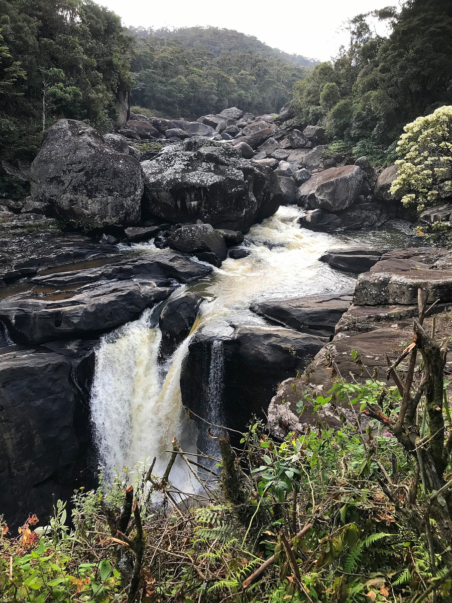 Chutes en bordure de la route