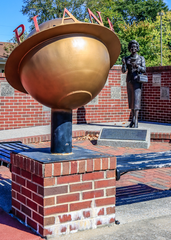 Lois Lane and Daily Planet statues in Metropolis Illinois