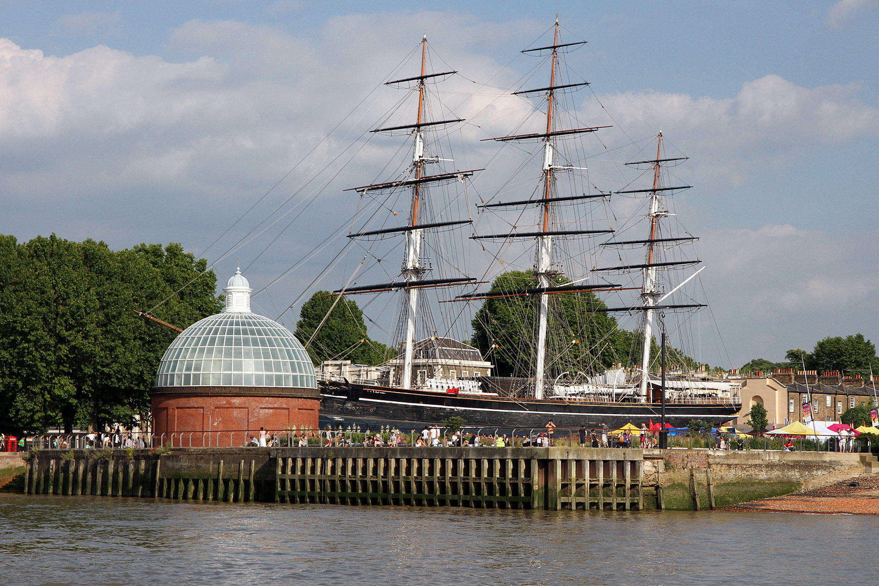 After an extremely long ride (Blackberry Cars - but not their fault) from Heathrow we made it  to Greenwich Pier