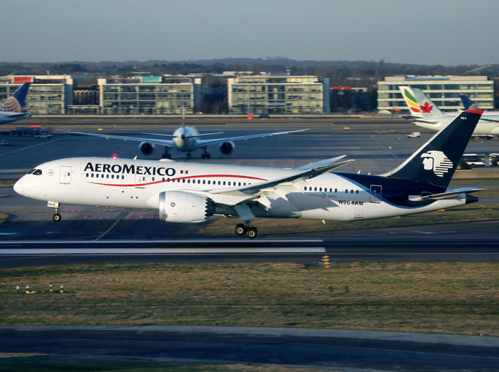B787-800 N964AM