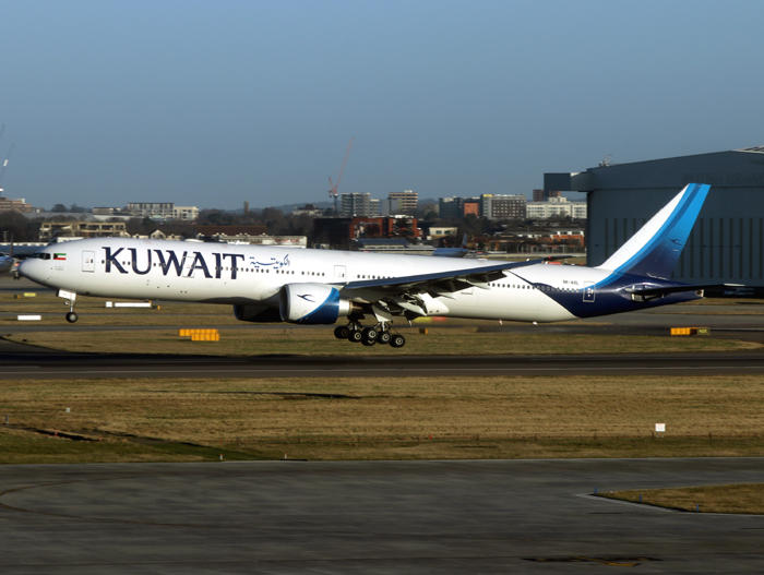 B777-300 9K-AOL 