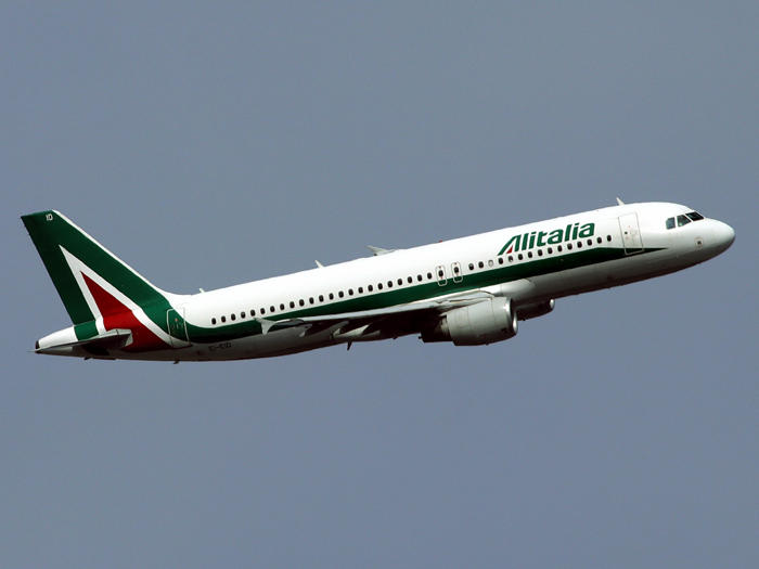 A320 EI-EID 