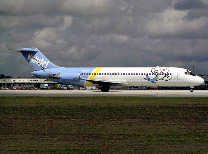 Douglas DC9-30 N915VV 