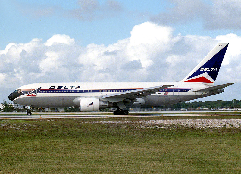 B767-200 N107DL 