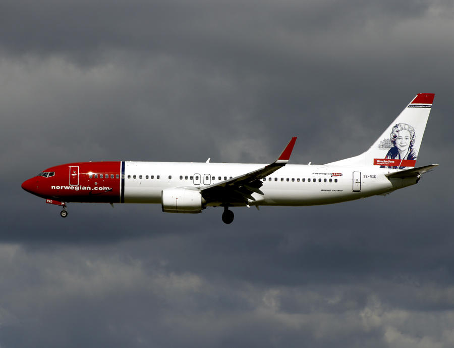 B737-800 SE-RXD