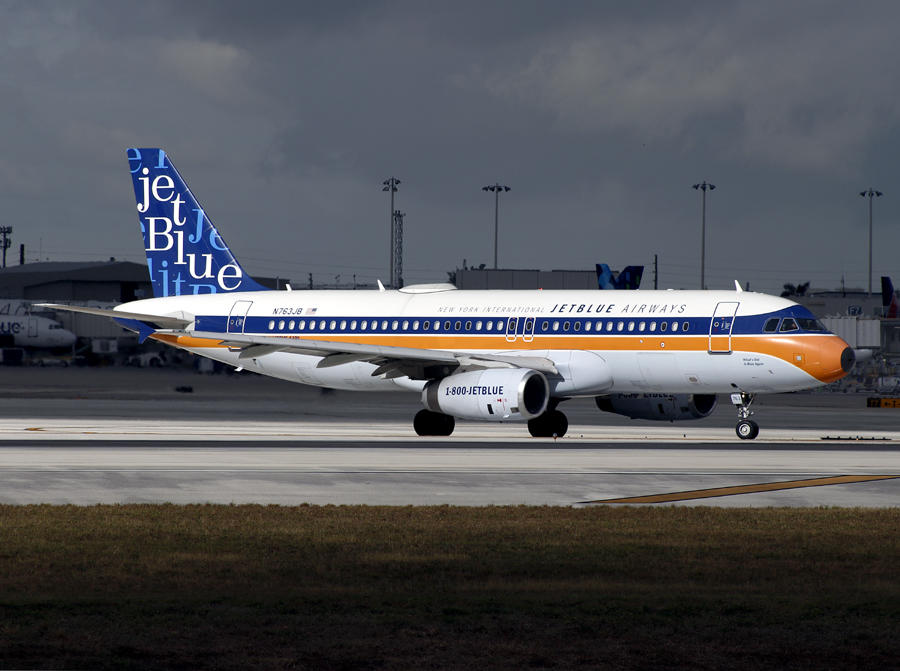 A320 N763JB
