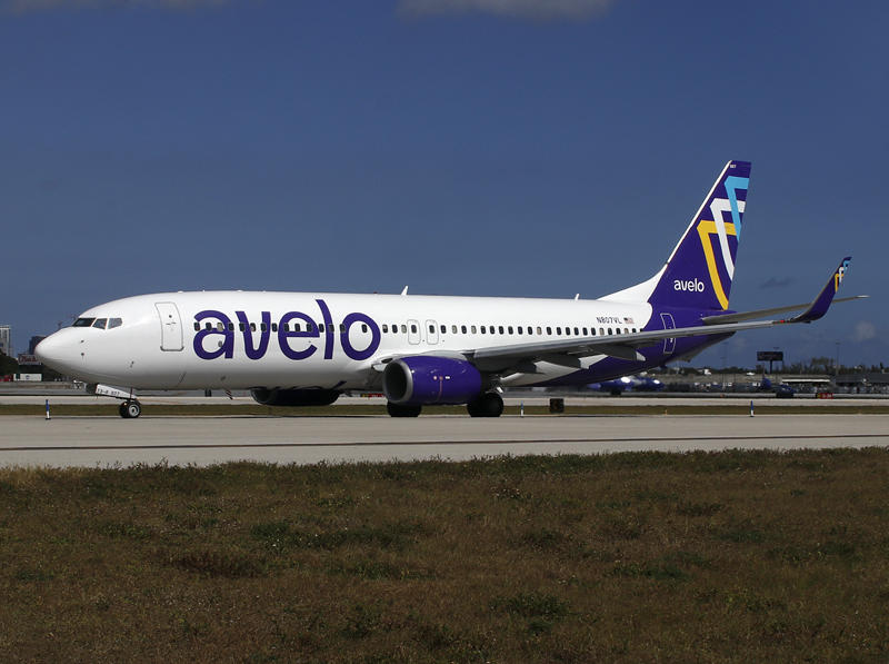 Boeing 737-800 N807VL