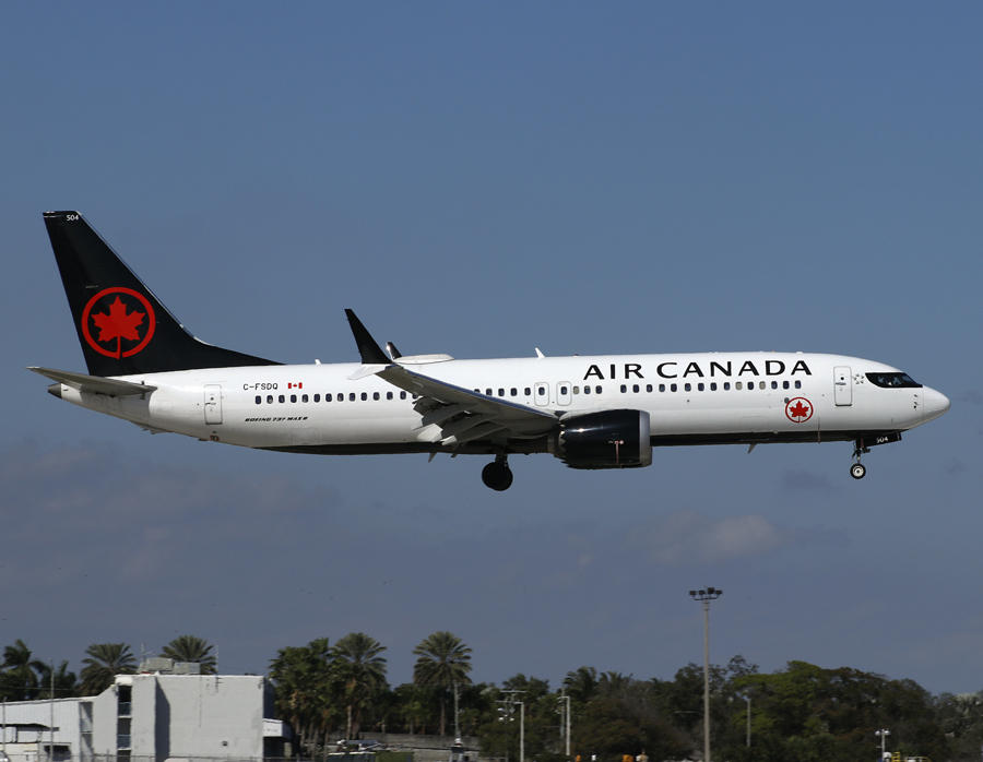 B737 MAX-8 C-FDSQ